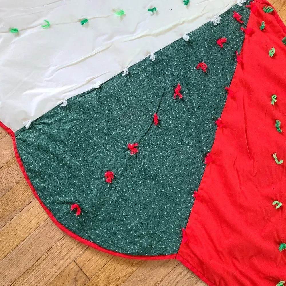 Vintage Handmade Scalloped Edge Christmas Tree Skirt Red Green White Wagon Wheel
